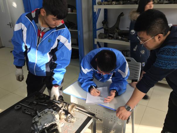 学生进行手动变速器拆装技能大赛 (2) 学生进行手动变速器拆装技能大赛 (2)