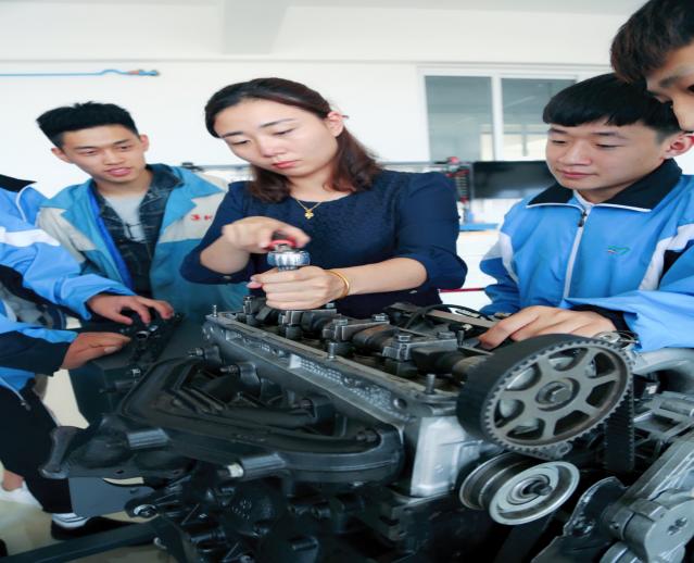 汽车楼216发动机实训室发动机整机实训台架进行发动机拆装实训 汽车楼216发动机实训室发动机整机实训台架进行发动机拆装实训
