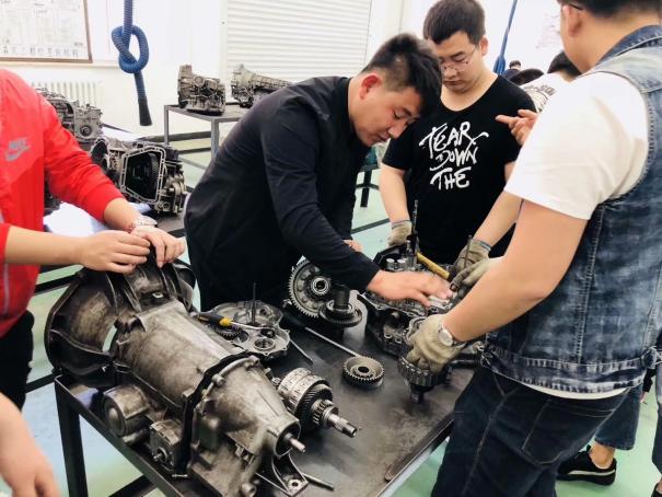 汽车楼107自动变速器实训室生立强老师进行自动变速器实训教学 汽车楼107自动变速器实训室生立强老师进行自动变速器实训教学