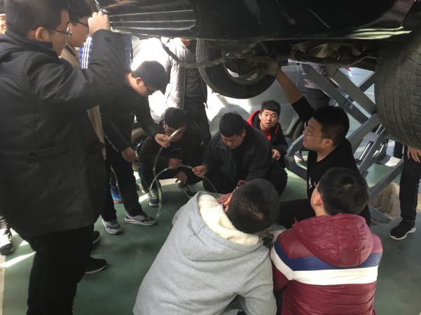 汽车大车间康浩南老师进行液压制动系统实训教学 汽车大车间康浩南老师进行液压制动系统实训教学