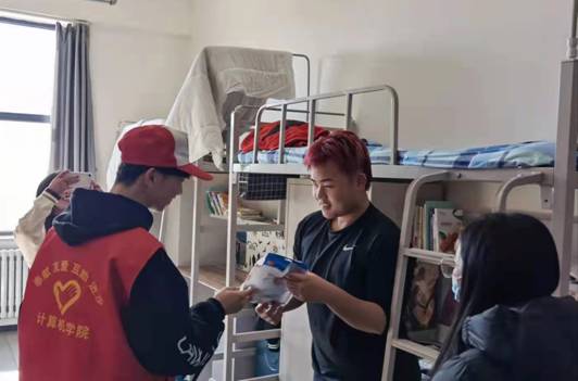 派发暖心包 派发暖心包